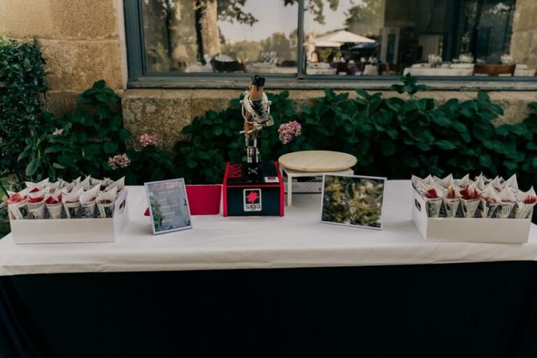 Mesa de jamón para bodas con jamonero y sobres