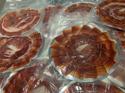 Corte de jamón a mano para envasar en sobres